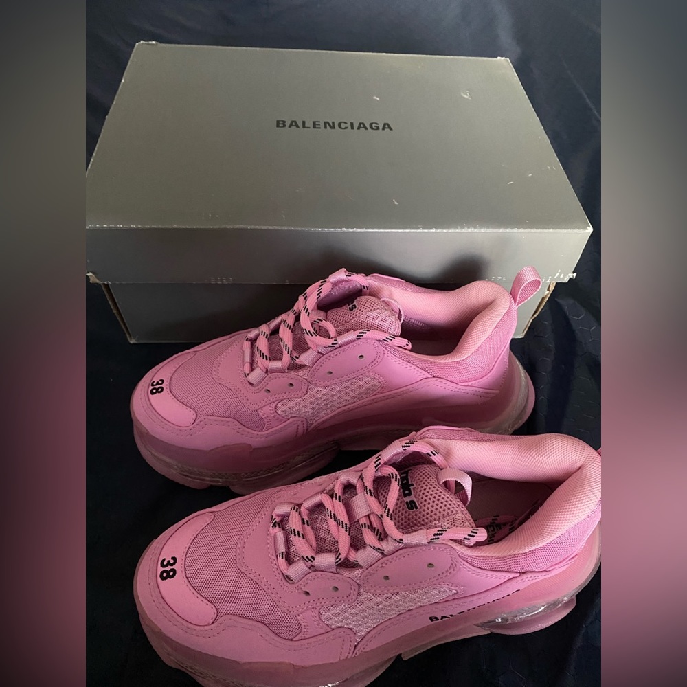 Selling my girlfriends balenciaga triple s size 38 only worn a few times - Picture 7 of 7